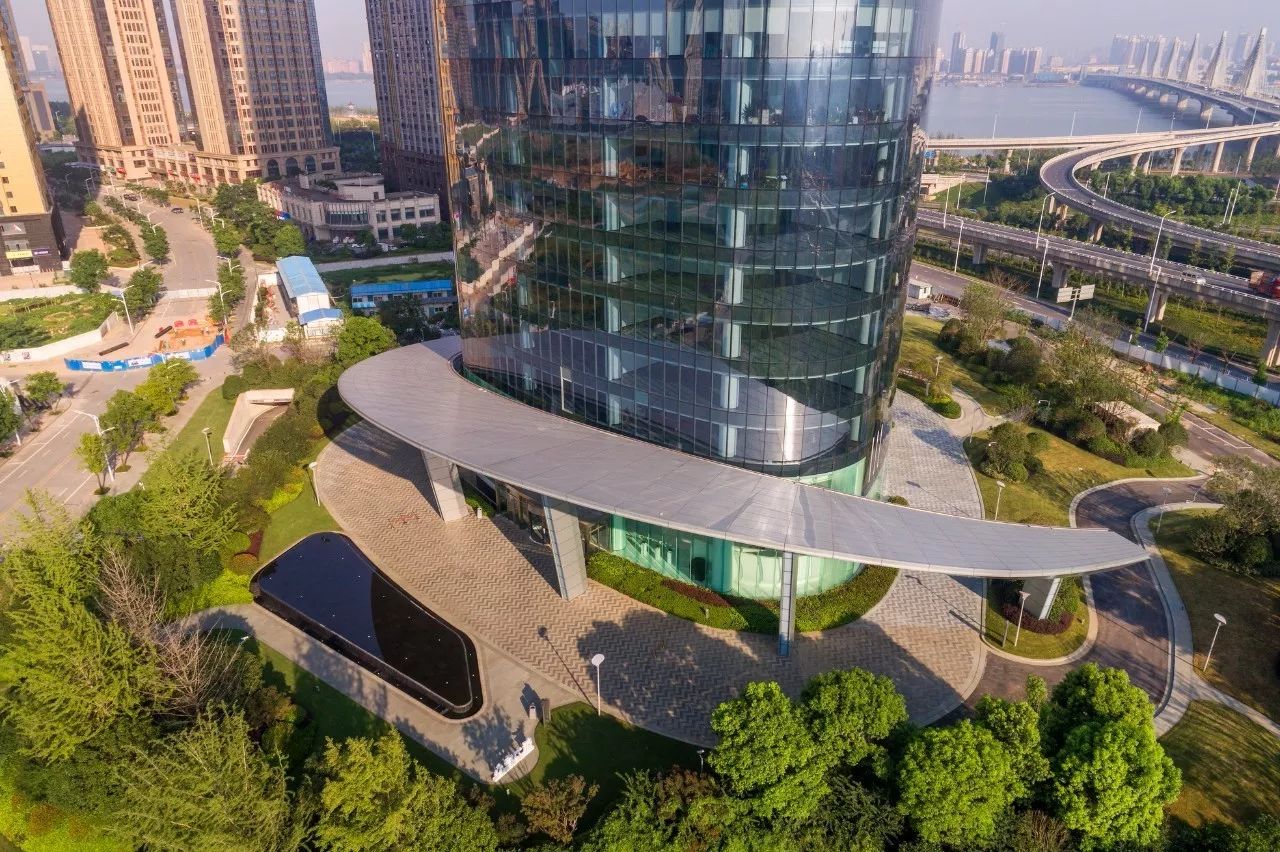 南昌新力中心塔楼直接落地，，无裙房