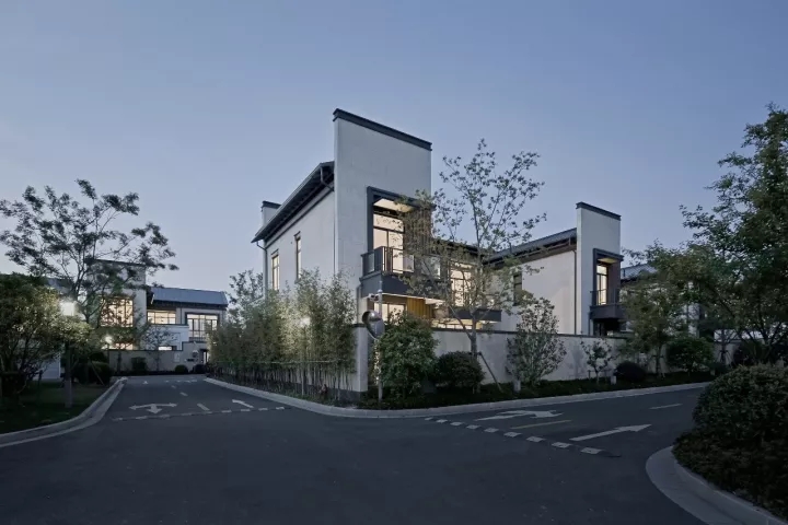 院内景观对公共区域可见，，但并不滋扰使用者的私密需求