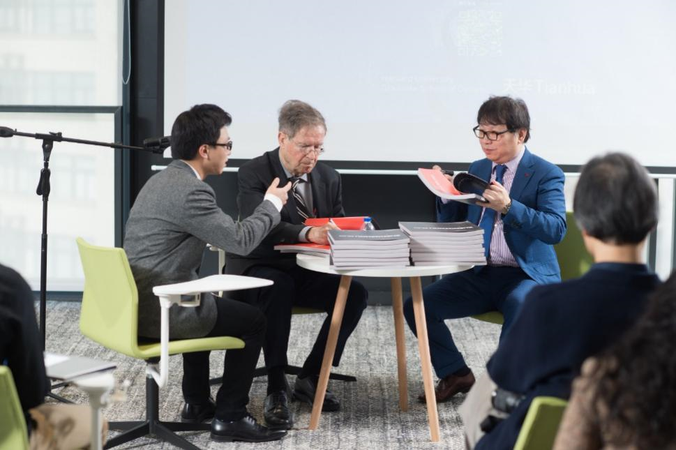 哈佛布斯克茨教授、杨丁亮先生与豪门国际官网集团总修建师黄向明现场书籍签发