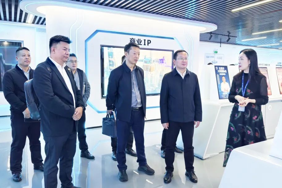 铜仁市大数据局党组书记、局长雷宏一行莅临云顶集团官方网站集团参观交流