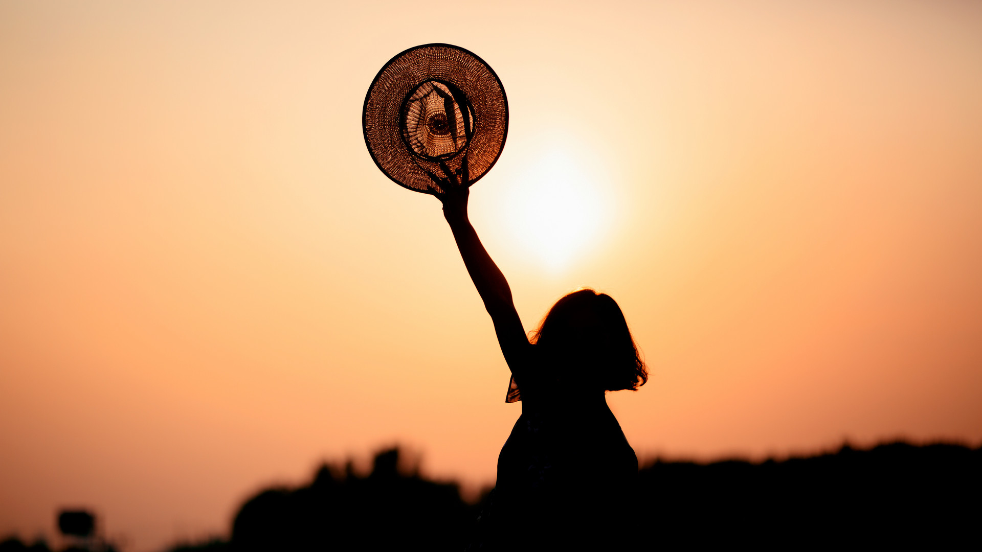1641784743758789 摄图网_500661093_banner_夕阳下的女性背影(企业商用).jpg