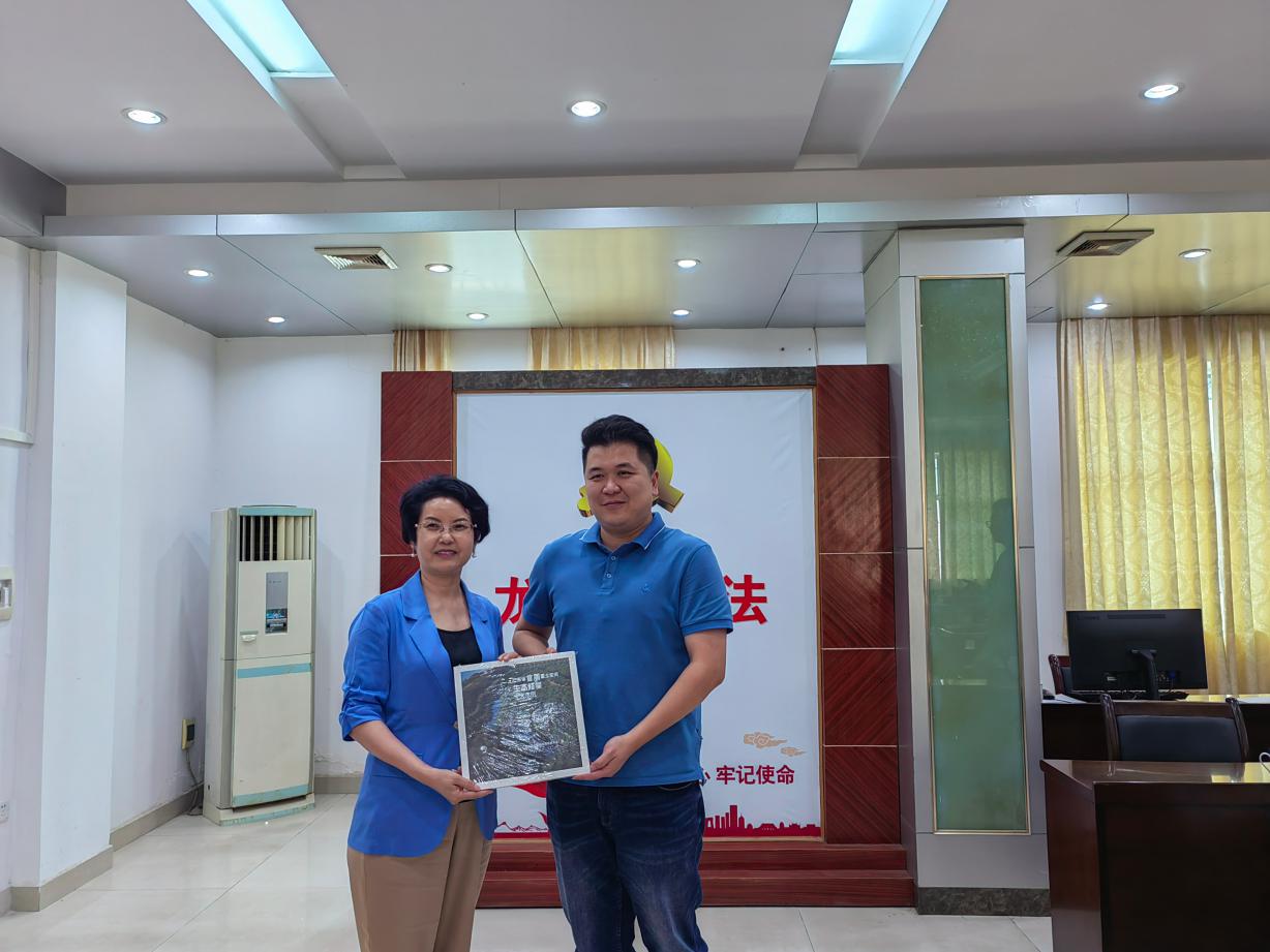 1652921806611123 何总代表协会赠送书给龙江镇党委副书记邹建新(1).jpg